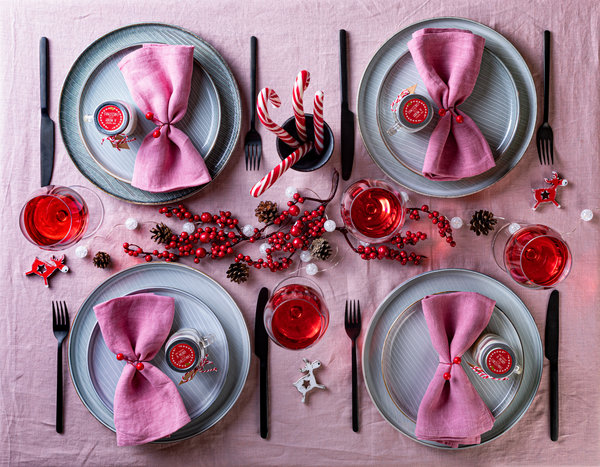 Weihnachten Festtafel Weinggläser gedeckter Tisch